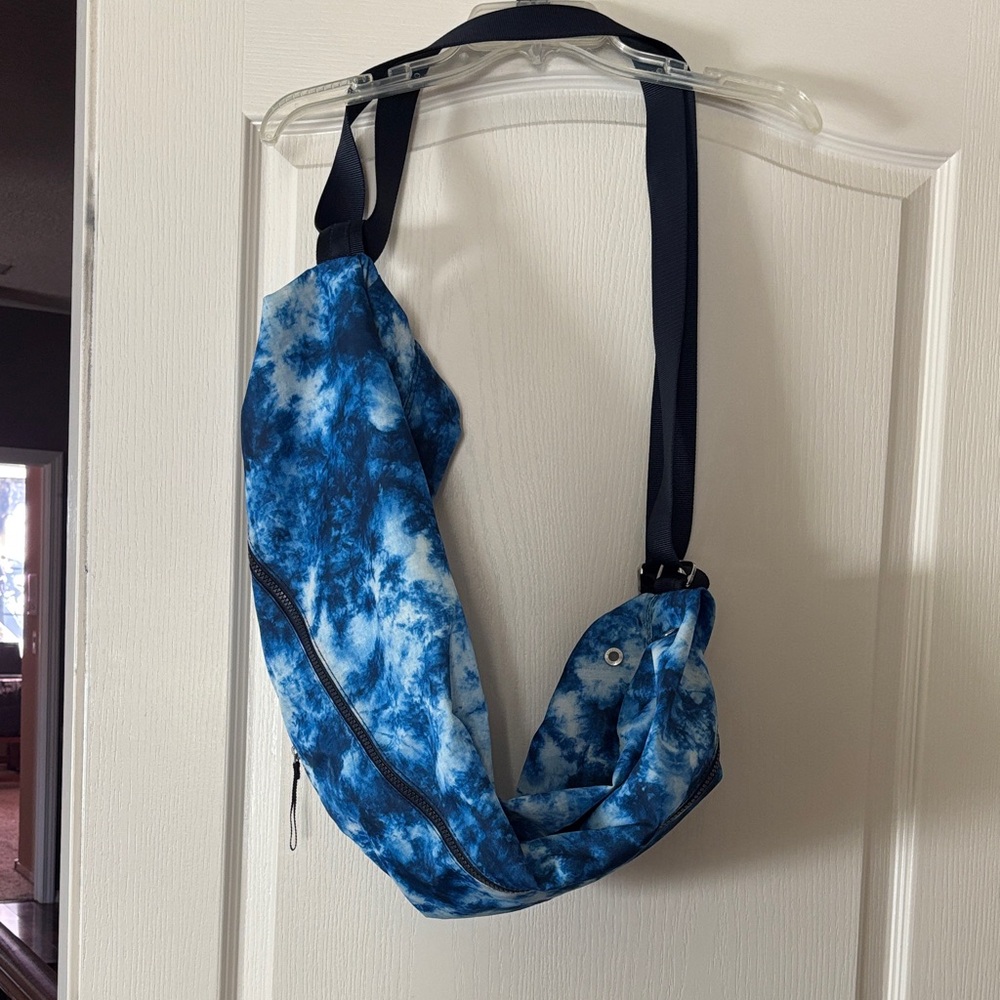 Lululemon Athletica Blue Tie-Dye yoga mat Sling Bag with many utility pockets